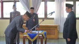 Penjabat Bupati Lampung Barat, Nukman MS, mengangkat sumpah jabatan Penjabat Sekda Ismet Inoni, di Aula Kagungan kantor bupati setempat, Kamis (5/9/2024). (Iwan/NK)