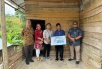 Manajer PLN UP3 Pringsewu, Himawan Witjaksono Adji (Kanan), beserta Jajaran Manajemen saat penyalaan APP di Rumah Penerima Sambungan Listrik Gratis program LUTD di Desa Sukamaju Rawas. (Ist/NK)