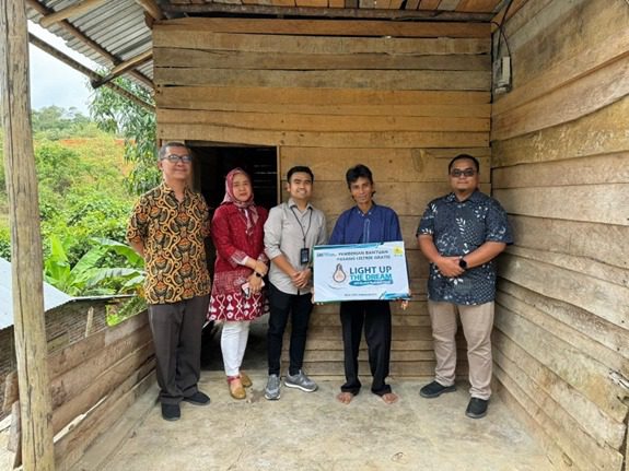 Manajer PLN UP3 Pringsewu, Himawan Witjaksono Adji (Kanan), beserta Jajaran Manajemen saat penyalaan APP di Rumah Penerima Sambungan Listrik Gratis program LUTD di Desa Sukamaju Rawas. (Ist/NK)