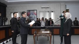 Pj. Bupati Tubaba M. Firsada melantik Bayana Sebagai Penjabat Sekda Kabupaten Tulangbawang Barat, di Ruang Rapat Bupati, Senin (9/9/2024). (Arie/NK)