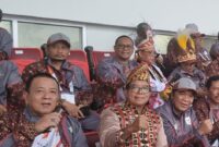 Penjabat gubernur Lampung Samsudin dan ketua umum KONI Lampung Arinal Djunaidi duduk bersebelahan saat menghadiri pembukaan PON XXI Sumut-Aceh 2024 di Stadion Harapan Bangsa Banda Aceh. (Ist/NK)