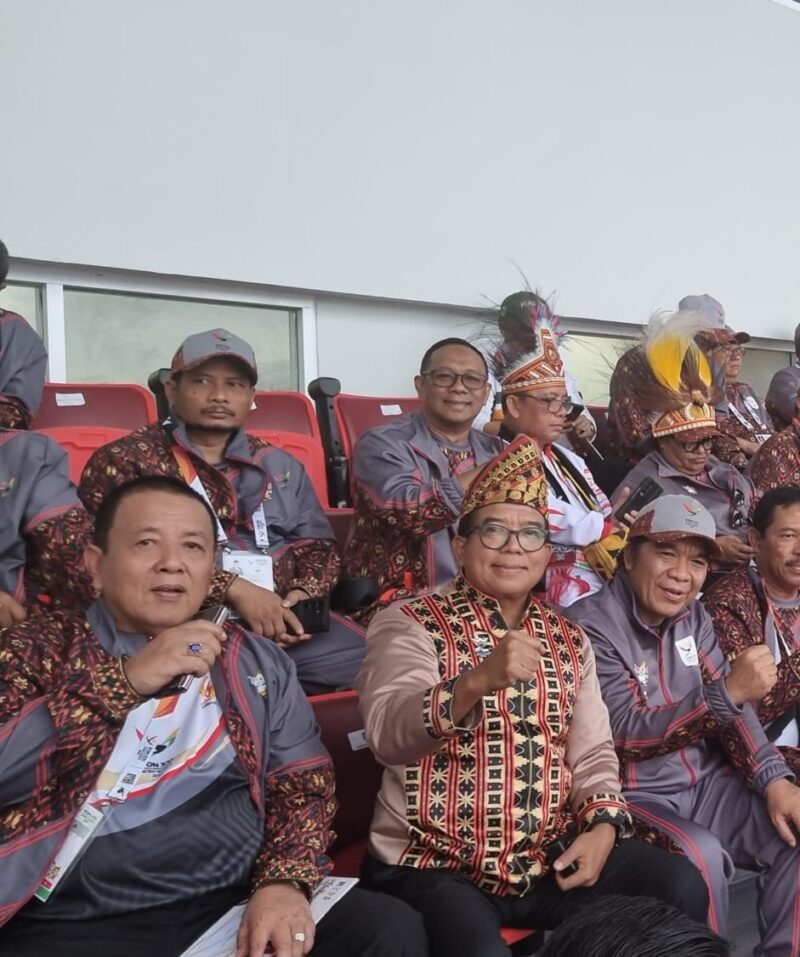 Penjabat gubernur Lampung Samsudin dan ketua umum KONI Lampung Arinal Djunaidi duduk bersebelahan saat menghadiri pembukaan PON XXI Sumut-Aceh 2024 di Stadion Harapan Bangsa Banda Aceh. (Ist/NK)