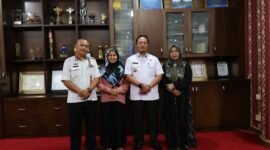 Anisa Ayu Latifah penerima beasiswa pendidikan di UCL Inggris berpamitan kepada Penjabat Nupati Lampung Barat Nukman MS, Kamis (13/9/2024). (Iwan/NK)