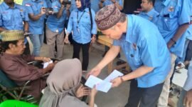 Ketua Aliansi Masyakat Pesawaran Safrudin Tanjung, saat memberikan santunan terhadap Anak Yatim Piatu dan Kaum Duafa di Halaman Kantor AMP, Jumat (13/9/2024). (Soheh/NK)