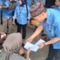 Ketua Aliansi Masyakat Pesawaran Safrudin Tanjung, saat memberikan santunan terhadap Anak Yatim Piatu dan Kaum Duafa di Halaman Kantor AMP, Jumat (13/9/2024). (Soheh/NK)