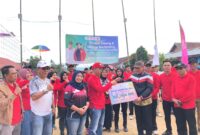 Ketua umum KONI Lampung Barat, Parosil Mabsus membuka open turnamen Bola Voli PBVSI Cup di Pekon Tanjung Raya Way Tenong, Sabtu (14/9/2024). (Iwan/NK)