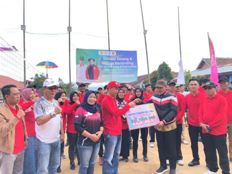 Ketua umum KONI Lampung Barat, Parosil Mabsus membuka open turnamen Bola Voli PBVSI Cup di Pekon Tanjung Raya Way Tenong, Sabtu (14/9/2024). (Iwan/NK)