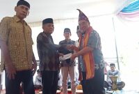 Beri bantuan: Calon Bupati Tanggamus H. Moh Saleh Asnawi saat memberikan bantuan untuk pembangunan Masjid Miftahul Huda, Pekon Kandang Besi, Kecamatan Kotaagung Barat  pada acara peringatan Maulid Nabi Muhammad SAW, Selasa (17/9/2024). (Rapik/NK)