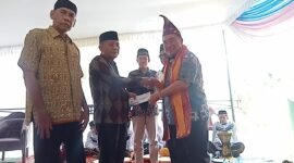 Beri bantuan: Calon Bupati Tanggamus H. Moh Saleh Asnawi saat memberikan bantuan untuk pembangunan Masjid Miftahul Huda, Pekon Kandang Besi, Kecamatan Kotaagung Barat  pada acara peringatan Maulid Nabi Muhammad SAW, Selasa (17/9/2024). (Rapik/NK)