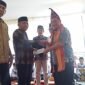Beri bantuan: Calon Bupati Tanggamus H. Moh Saleh Asnawi saat memberikan bantuan untuk pembangunan Masjid Miftahul Huda, Pekon Kandang Besi, Kecamatan Kotaagung Barat  pada acara peringatan Maulid Nabi Muhammad SAW, Selasa (17/9/2024). (Rapik/NK)