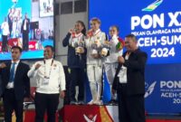 Lifter Lampung Sri Hartati berhasil berdiri pada podium tertinggi setelah memastikan merebut medali emas pada PON XXI Aceh-Sumut 2024. (Iwan/NK)