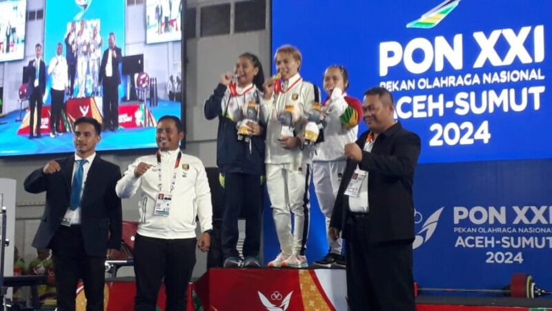 Lifter Lampung Sri Hartati berhasil berdiri pada podium tertinggi setelah memastikan merebut medali emas pada PON XXI Aceh-Sumut 2024. (Iwan/NK)