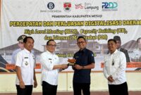 Peluncuran sistem e-retribusi oleh Penjabat Bupati Kabupaten Mesuji, Febrizal Levi, dalam acara High Level Meeting TP2DD. (Ist/Nk)