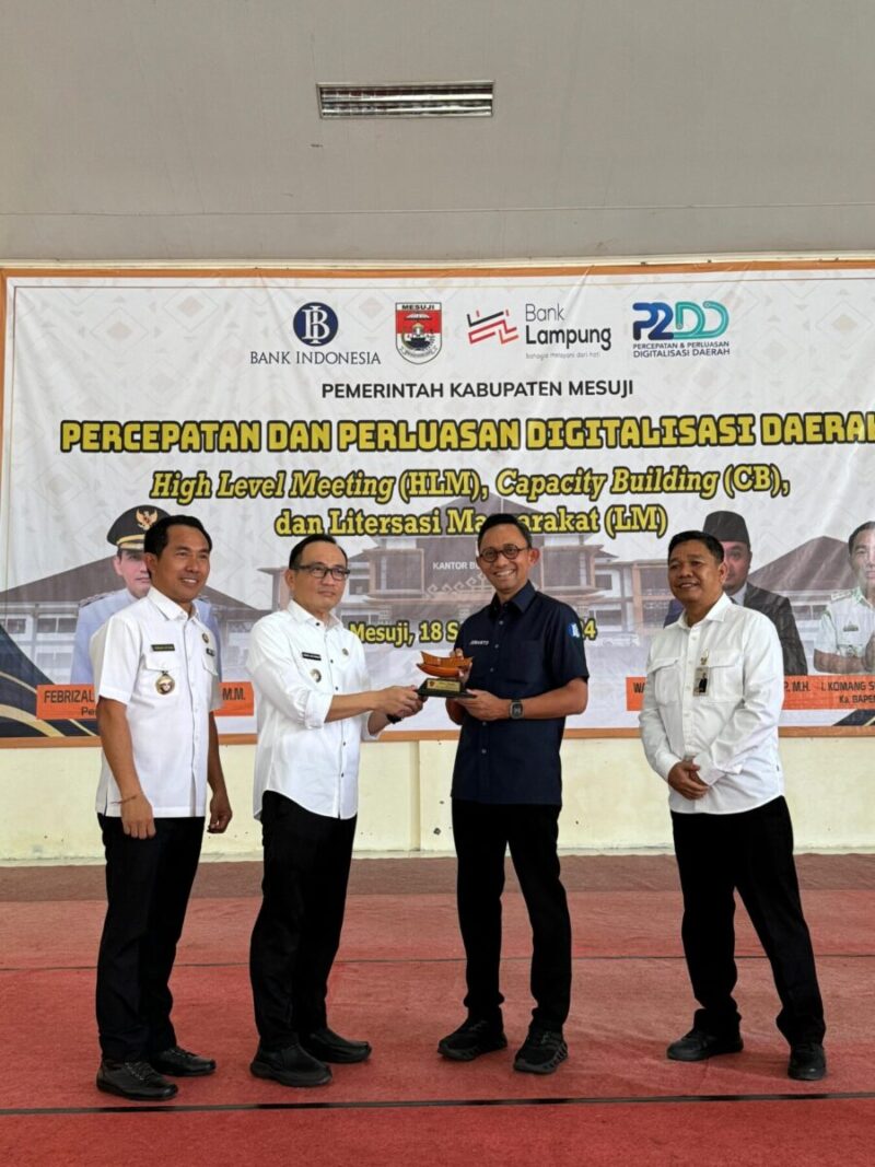 Peluncuran sistem e-retribusi oleh Penjabat Bupati Kabupaten Mesuji, Febrizal Levi, dalam acara High Level Meeting TP2DD. (Ist/Nk)