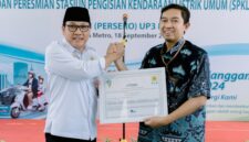 General Manager PLN UID Lampung, Sugeng Widodo menyerahkan Sertifikat REC kepada Walikota Metro dr. H. Wahdi Siradjuddin, Sp.OG (K) pada Rabu (18/09). (Ist/Nk)