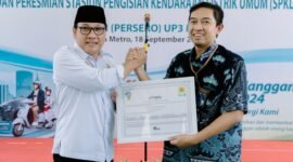 General Manager PLN UID Lampung, Sugeng Widodo menyerahkan Sertifikat REC kepada Walikota Metro dr. H. Wahdi Siradjuddin, Sp.OG (K) pada Rabu (18/09). (Ist/Nk)
