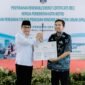 General Manager PLN UID Lampung, Sugeng Widodo menyerahkan Sertifikat REC kepada Walikota Metro dr. H. Wahdi Siradjuddin, Sp.OG (K) pada Rabu (18/09). (Ist/Nk)
