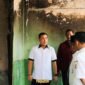 Bupati Pesawaran Dendi Ramadhona saat meninjau kejadian kebakaran di SMPN 6 Tegineneng. (Soheh/Nk)