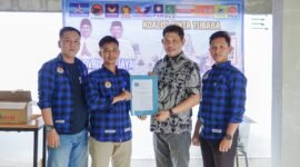 Ketua Partai Prima menyerahkan Rekomendasi Dukungan Kepada Calon Wakil Bupati Tubaba Nadirsyah. (Arie/Nk)