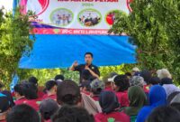 Ketua DPC HKTI Lampung Barat Edi Novial menyampaikan sambutan dan membuka workshop tentang peningkatan kapasitas petani di Pekon Hanakau Sukau, Sabtu (21/9). (Ist/Nk)