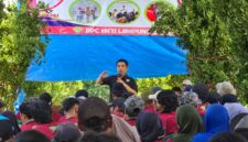 Ketua DPC HKTI Lampung Barat Edi Novial menyampaikan sambutan dan membuka workshop tentang peningkatan kapasitas petani di Pekon Hanakau Sukau, Sabtu (21/9). (Ist/Nk)