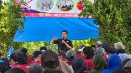 Ketua DPC HKTI Lampung Barat Edi Novial menyampaikan sambutan dan membuka workshop tentang peningkatan kapasitas petani di Pekon Hanakau Sukau, Sabtu (21/9). (Ist/Nk)