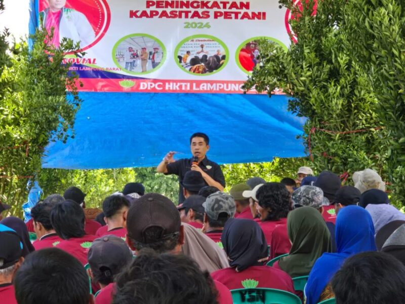 Ketua DPC HKTI Lampung Barat Edi Novial menyampaikan sambutan dan membuka workshop tentang peningkatan kapasitas petani di Pekon Hanakau Sukau, Sabtu (21/9). (Ist/Nk)