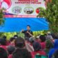 Ketua DPC HKTI Lampung Barat Edi Novial menyampaikan sambutan dan membuka workshop tentang peningkatan kapasitas petani di Pekon Hanakau Sukau, Sabtu (21/9). (Ist/Nk)