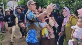 Sejumlah masyarakat Pekon Hanakau berfoto selfi dengan Calon bupati Lampung Barat Parosil Mabsus, saat menyapa masyarakat setempat, Sabtu (21/9/2024). (Iwan/Nk)