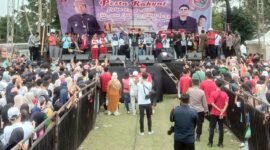Ribuan masyarakat Lampung Barat menyaksikan penampilan Andika Mahesa pads pesta rakyat dalam rangka HUT Lampung Barat ke-33 Tahun 2024. (Iwan/Nk)