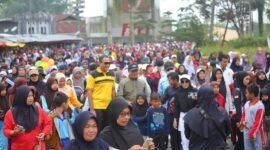 Ribuan masyarakat Lampung Barat ikut jalan sehat dalam rangka HUT ke-33 Lampung Barat  Tahun 2024. (Iwan/Nk)