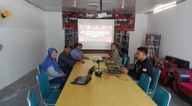 Komisioner KPU Lampung Barat melakukan rapat pleno tertutup dengan agenda penetapan pasangan calon bupati dan wakil bupati. (Iwan/Nk)