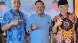 All out menangkan Cagub dan Cabup dari Gerindra dalam Pemilukada: Ketua DPC Partai Gerindra Tanggamus H. Mukhlis Basri (tengah) saat pose bersama Cabup Tanggamus H. Moh Saleh Asnawi (Kanan) dan Ketua tim Pemenangan H. Nuzul Irsan (kiri).