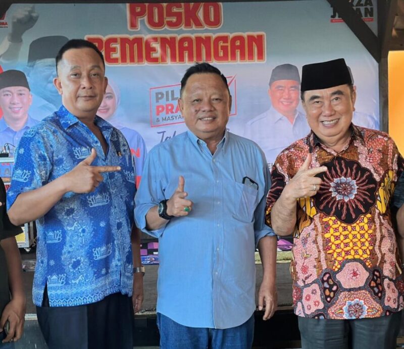 All out menangkan Cagub dan Cabup dari Gerindra dalam Pemilukada: Ketua DPC Partai Gerindra Tanggamus H. Mukhlis Basri (tengah) saat pose bersama Cabup Tanggamus H. Moh Saleh Asnawi (Kanan) dan Ketua tim Pemenangan H. Nuzul Irsan (kiri).