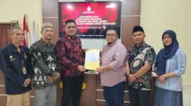 Ketua KPU Tubaba Yudi Agusman menyerahkan Berita Cara Penetapan Calon Pasangan Kepala Daerah kepada Ketua Bawaslu Tubaba Agus Tomi. (Arie/NK)