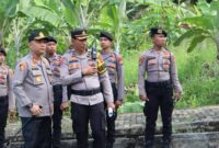 Pengamanan tahapan Pemilukada; Kapolres Tanggamus AKBP Rivanda, S.I.K (kiri) bersama Kabag Ops Polres Tanggamus Kompol Samsuri, SH., MH., saat memantau langsung pengamanan proses pengundian nomor urut Cakada Kabupaten Tanggamus oleh KPUD setempat yang digelar hari ini (23/9).