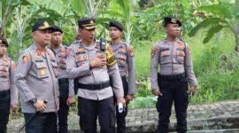 Pengamanan tahapan Pemilukada; Kapolres Tanggamus AKBP Rivanda, S.I.K (kiri) bersama Kabag Ops Polres Tanggamus Kompol Samsuri, SH., MH., saat memantau langsung pengamanan proses pengundian nomor urut Cakada Kabupaten Tanggamus oleh KPUD setempat yang digelar hari ini (23/9).
