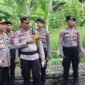 Pengamanan tahapan Pemilukada; Kapolres Tanggamus AKBP Rivanda, S.I.K (kiri) bersama Kabag Ops Polres Tanggamus Kompol Samsuri, SH., MH., saat memantau langsung pengamanan proses pengundian nomor urut Cakada Kabupaten Tanggamus oleh KPUD setempat yang digelar hari ini (23/9).
