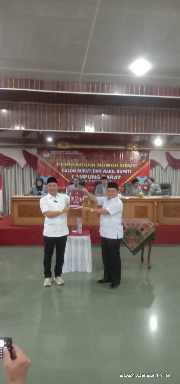 Pasangan calon bupati dan wakil bupati Parosil Mabsus dan Mad Hasnurin, mendapat nomor urut 2. (Iwan/Nk)