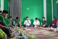 Calon bupati dan wakil bupati Lampung Barat, Parosil Mabsus dan Mad Hasnurin menyampaikan pencalonan kepada warga Muhammadiyah, Senin (23/9). (Iwan/Nk)