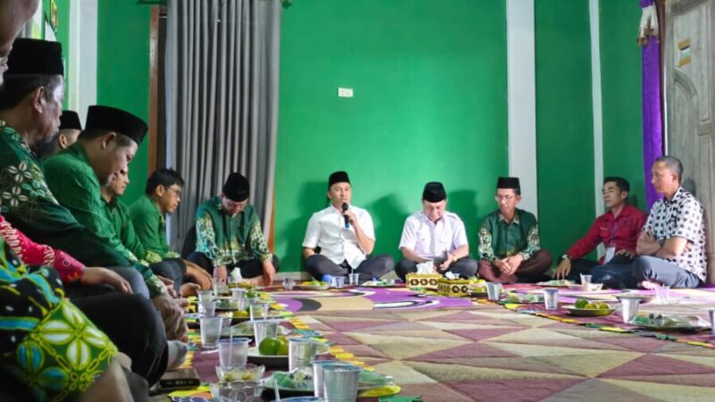 Calon bupati dan wakil bupati Lampung Barat, Parosil Mabsus dan Mad Hasnurin menyampaikan pencalonan kepada warga Muhammadiyah, Senin (23/9). (Iwan/Nk)