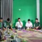 Calon bupati dan wakil bupati Lampung Barat, Parosil Mabsus dan Mad Hasnurin menyampaikan pencalonan kepada warga Muhammadiyah, Senin (23/9). (Iwan/Nk)