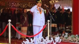 Penjabat Bupati Nukman bertindak sebagai inspektur upacara peringatan HUT ke-33 Lampung Barat, Selasa (24/9/2024). (Iwan/Nk)