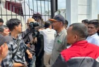 Sejumlah wartawan tertahan di gerbang KPU Pesawaran, tidak diperkenankan masuk. (Ist/Nk)