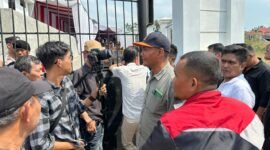 Sejumlah wartawan tertahan di gerbang KPU Pesawaran, tidak diperkenankan masuk. (Ist/Nk)