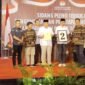 Pleno pengundian nomor urut; H. Moh Saleh Asnawi Calon Bupati (ketiga dari kiri) bersama Agus Suranto Calon Wakil Bupati (kedua dari kanan) saat memperlihatkan salinan SK pleno penetapan nomor urut dan nomor urut 2, yang diserahkan KPUD Tanggamus, Senin (23/9). (Rapik/Nk)