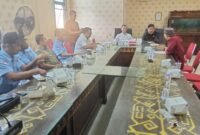 Aliansi Masyarakat Pesawaran (AMP),saat berdialog bersama pimpinan DPRD sementara. (Soheh/Nk)