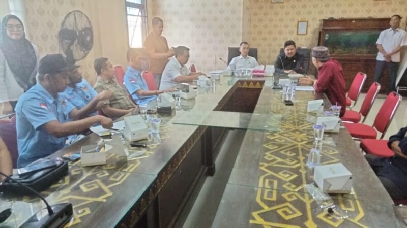 Aliansi Masyarakat Pesawaran (AMP),saat berdialog bersama pimpinan DPRD sementara. (Soheh/Nk)