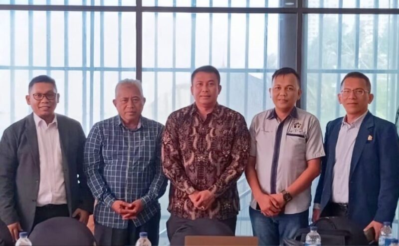 Ketua PWI Tubaba Dedi Priyono, bersama Wakil Ketua Dewan Pers M. Agung Darma Jaya. (Arie/Nk)