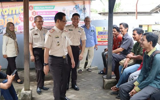 Plt Kepala Badan Pendapatan Daerah (Bapenda) Provinsi Lampung Slamet Riadi saat sidak di Kantor Samsat Gunung Sugih Lampung Tengah, Selasa (10/09/2024).